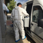 Agentes de la policía científica de los Mossos, durante la inspección del domicilio de la víctima.