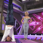 Pablo Motos, haciendo yoga con Elsa Pataky en 'El hormiguero'.