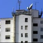 Antenas de telefonía móvil en un tejado de la capital leonesa