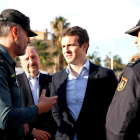 Casado conversó con policías y guardias civiles en su visita a Melilla. GUERRERO