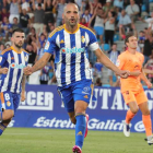 Yuri estrenó su cuenta goleadora de esta temporada marcado los dos goles de la Deportiva que colocan a esta en puesto de ascenso directo a Primera División. A. BARREDO.