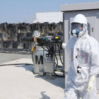 Un empleado de TEPCO, en Fukushima, vestido con un mono antirradiación, el pasado mes de abril.