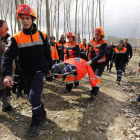Los voluntarios, tras localizar a un desaparecido en una práctica de ayer.