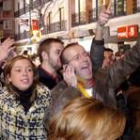 En el exterior de la sede socialista se vivieron momentos de euforia por parte de los socialistas