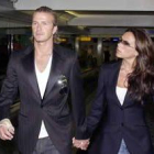Beckham y su mujer, ayer en Heathrow