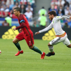 Ronaldo se va de Jonathan Dos Santos en el primer tiempo del Portugal-México.