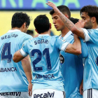 Solari celebra con sus compañeros el cuarto gol del Celta. D. C.