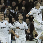 El delantero francés del Real Madrid, Karim Benzema, celebra su gol, el tercero de su equipo, acompañado por Pepe y Arbeloa.