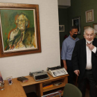 Gamoneda junto a un retrato de Pereira y, detrás, Joaquín Otero. A la derecha, un momento de la presentación de la antología ‘Amé’. FERNANDO OTERO