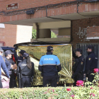 Imagen de la Policía en la casa de la mujer asesinada. ALMUDENA ÁLVAREZ