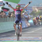 Ulissi levanta los brazos como vencedor de la cuarta etapa. ZENNARO
