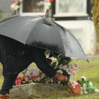 Una persona deposita flores en el cementerio de Santo Tomás de las Ollas. L. DE LA MATA