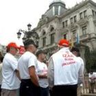 Trabajadores de Izar en la concentración que mantuvieron frente a la sede del Parlamento asturiano
