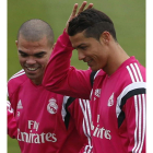 Pepe, a la izquierda, dialoga con Cristiano Ronaldo durante el entrenamiento madridista.