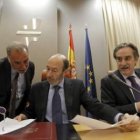 El director de Tráfico, Pere Navarro, Rubalcaba y el ministro de Trabajo, Valeriano Gómez.
