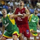 Julio González, con la camiseta de Los Barrios, pelea por un rebote con su buen amigo Martín Ferrer