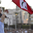 Zafzafi, durante una arenga ante decenas de miles de personas al final de una marcha multitudinaria, en Alhucemas, el 25 de mayo