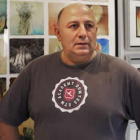 José Juárez Pérez posa junto a una de sus obras.