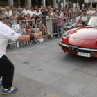 Luis Jiménez eligió todo un clásico en turismos, un Alfa Romeo Spider, para arrastrarlo con el pene.