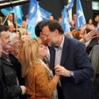 Rajoy saluda a Isabel Carrasco en Valladolid; detrás, De la Riva y al fondo, Herrera.