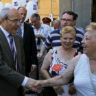 Montilla saluda a una vecina de Badalona tras inaugurar la prolongación de la L2 del Metro.
