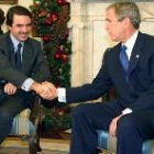 El presidente del Gobierno, José María Aznar, saluda a Bush durante su encuentro en la Casa Blanca