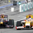 Fernando Alonso intenta retener su posición ante el acoso del piloto de Red Bull Max Webber, que al