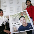 La madre de Mohamed Bouazizi, el joven que se quemó a lo bonzo en Túnez en diciembre del 2010 en protesta por la situación de su país y que ahora ha sido galardonado con el premio Sájararov, sostiene una pancarta con la imagen de su hijo, el pasado 22 de