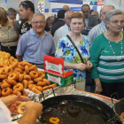 Un confitero prepara sus rosquillas ante los visitantes de la feria.