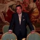 El embajador posa ante un tapiz de Rubens en uno de los salones de la embajada