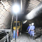 Los sistemas de ventilación y medición recorren galerías y talleres del Pozo Emilio.