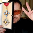 Bono, con la medalla que le acredita como caballero