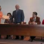 El presidente provincial de Cruz Roja entrega uno de los diplomas