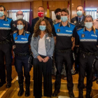 Silvia Cao, con los nuevos agentes y otros ediles. CEBRONES