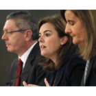 El vicepresidenta del Gobierno, Soraya Sáenz de Santamaría (c), junto a la ministra de Empleo, Fátima Báñez (d), y el ministro de Justicia, Alberto Ruiz-Gallardón (i), durante la rueda de prensa posterior a la reunión del Consejo de Ministros, que ha pres
