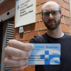 Francesc Romero posa con su tarjeta sanitaria