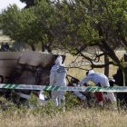 Los técnicos inspeccionan el lugar del siniestro para investigar los hechos.