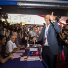 Josep Maria Bartomeu ha sido el primero de los cuatro candidatos en depositar su voto en la urna.