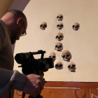 Un cámara del programa ‘Cuarto Milenio’ graba las calaveras.