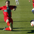 Albert Yagüe, a la derecha, se dispone a rematar a portería antes de conseguir el primer gol