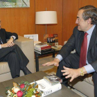 El secretario general del PSOE , Alfredo Pérez Rubalcaba (i), y el presidente de la patronal, Joan Rosell, durante la entrevista mantenida en la sede socialista de la calle Ferraz hoy, jueves 16 de febrero de 2012.