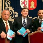 Gonzalo Santonja, Fernández Santiago y el autor vallisoletano, Guillermo Ramírez, ganador del premio