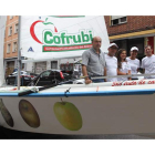 La tripulación del Cofrubi y su patrocinador posan junto al barco en Ponferrada.