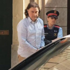 El asesino confeso de Terrassa sale de su domicilio.