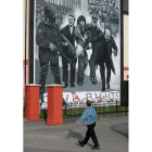 Un hombre camina frente al mural del «Bloody Sunday». STRINGER