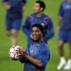 Ronaldinho, junto a varios compañeros, durante el entrenamiento de ayer por la tarde en el Camp Nou