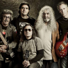 El histórico grupo de rock gallego actúa esta noche en la Plaza de Toros con su gira de despedida ‘La música termina’. DL