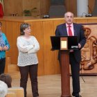 Teresa Lage, Aurora Baza y Gregorio Chamorro durante la reunión con los vecinos de Ferral.