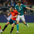 El fino futbolista de la selección española Andrés Iniesta se lleva el balón ante el alemán Thomas Müller. RONALD WITTEK