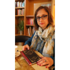 Sara Otero del Amo, con un ejemplar de ‘Cronos en Bardaya’, editado por Los Libros de Camparredonda